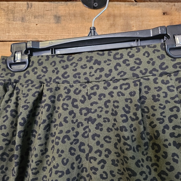 SALE-White Birch Womens Shorts Green Black Leopard Print Elastic Waist Size S - Picture 4 of 11
